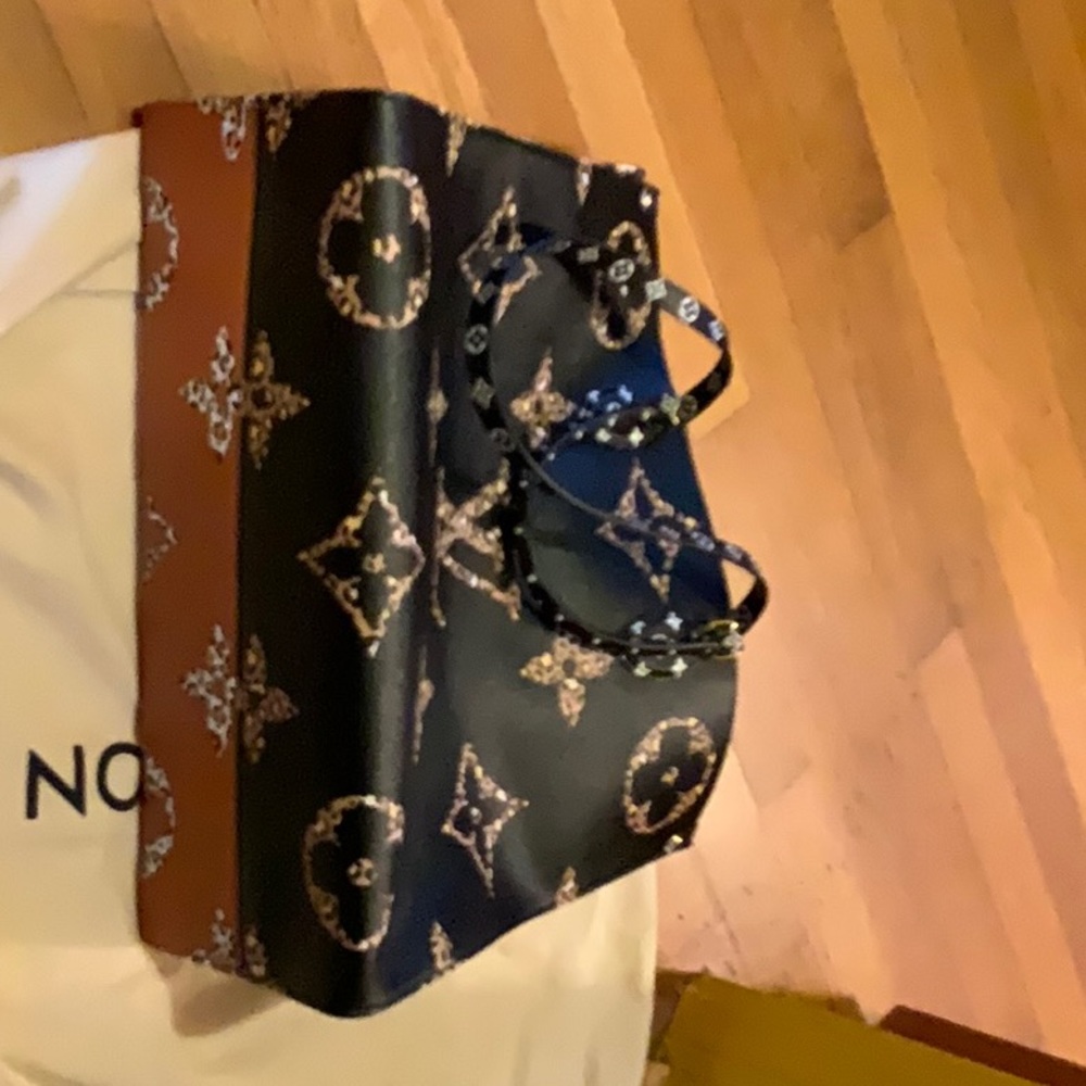 Louis Vuitton Limited Edition. From Nicolas Ghesquière's FW19 Jungle collection - Picture 7 of 10